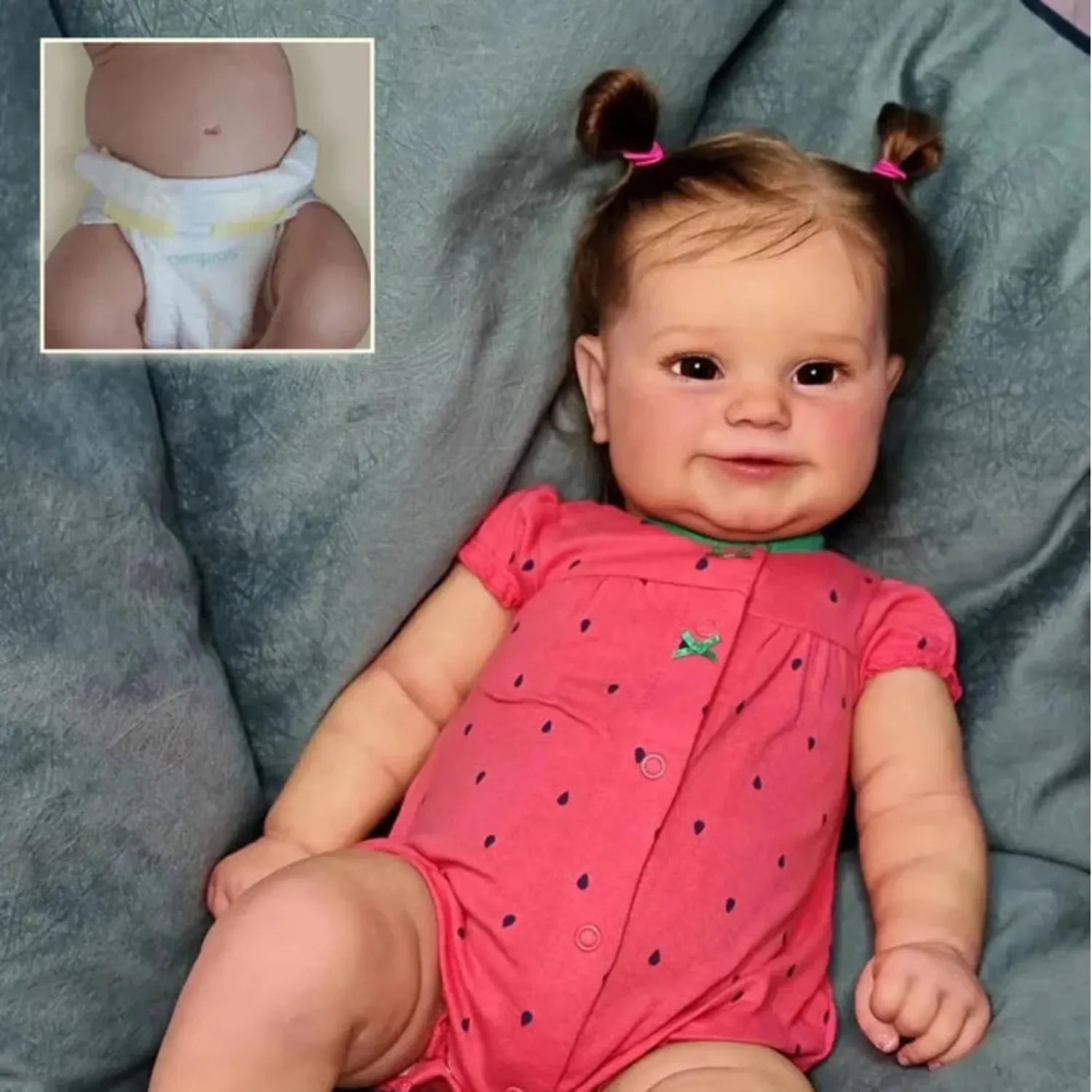 Visão frontal da Boneca Bebê Reborn Jéssica com sua roupinha adorável e corpo de vinil. fralda
