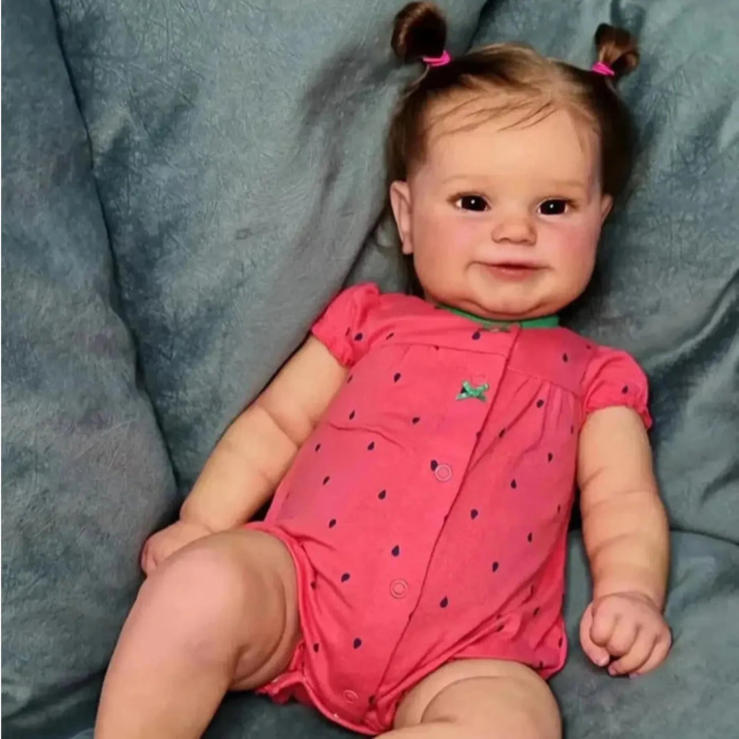Close-up frontal do rosto da Bebê Reborn Jéssica, com foco nos olhos acrílicos fixos e expressão