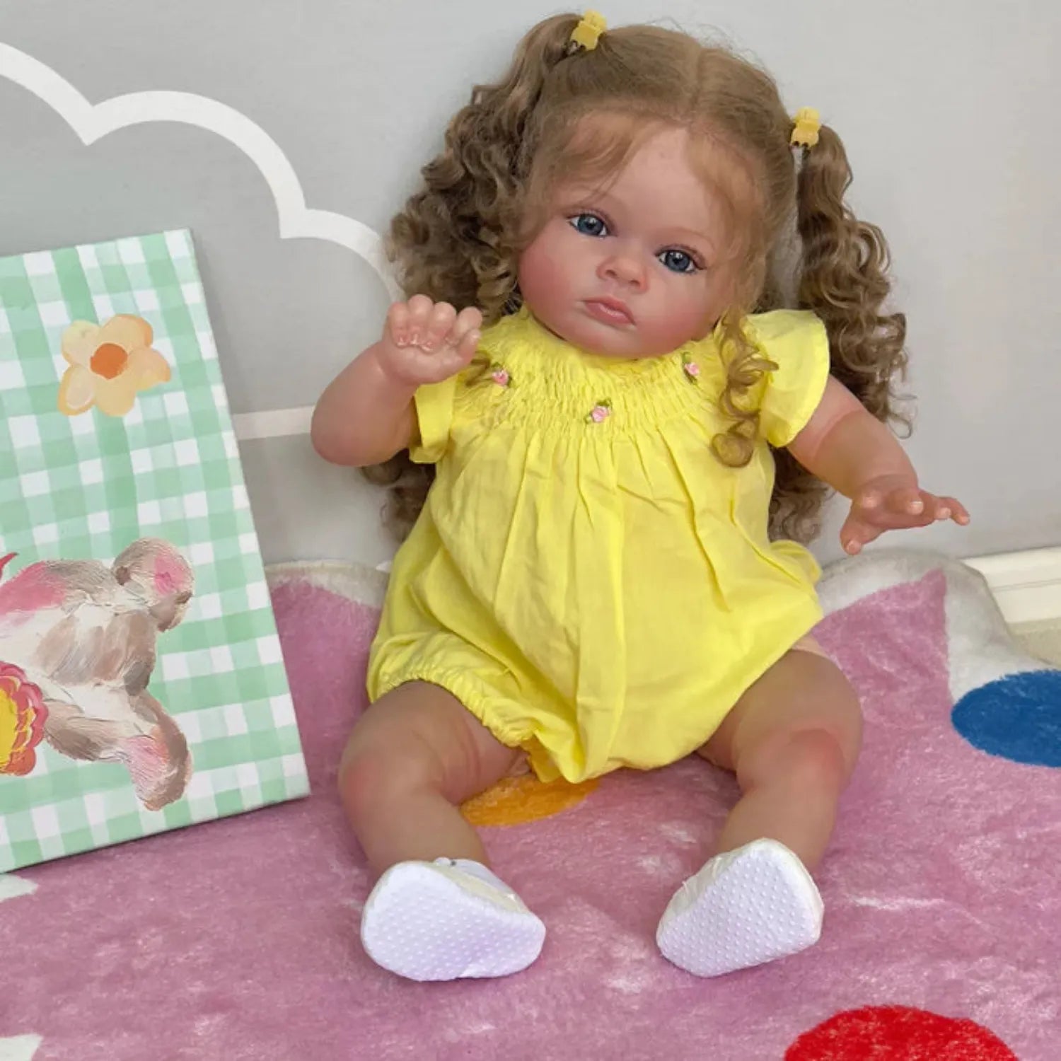 Boneca Bebê Reborn Realista Luana em pose frontal, exibindo detalhes da articulação dos membros.