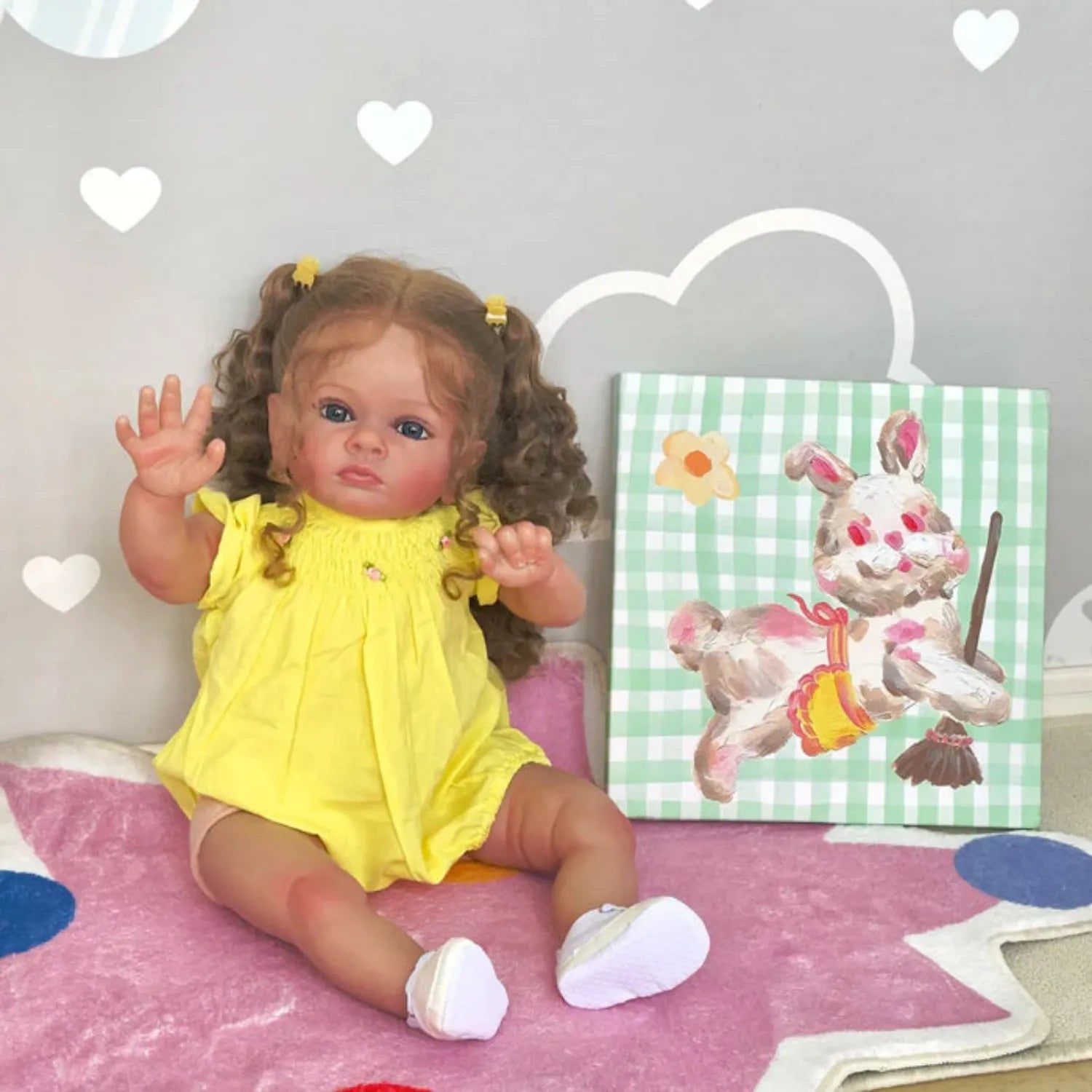 Boneca Bebê Reborn Realista Luana em pose frontal, exibindo detalhes da articulação dos membros.