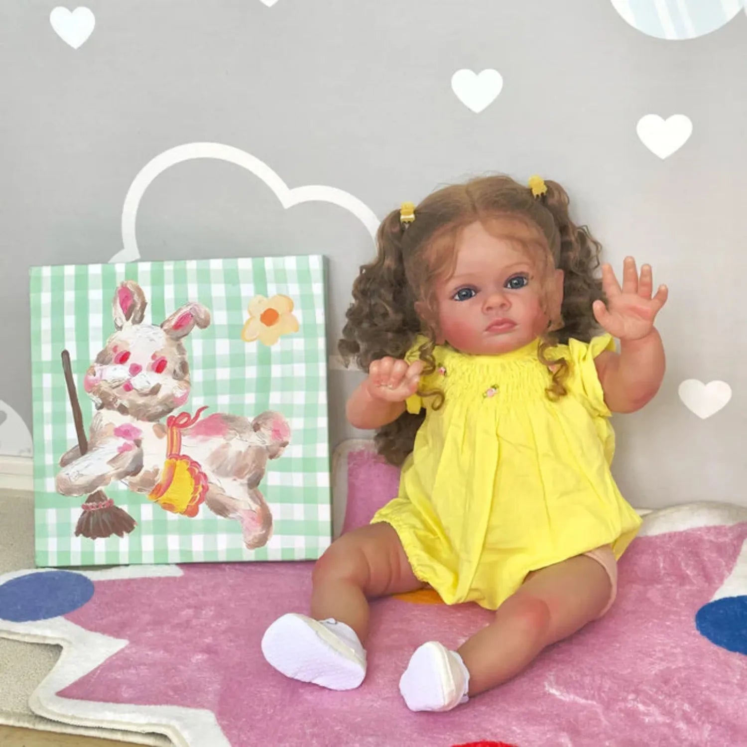 Boneca Bebê Reborn Realista Luana em pose frontal, exibindo detalhes da articulação dos membros.