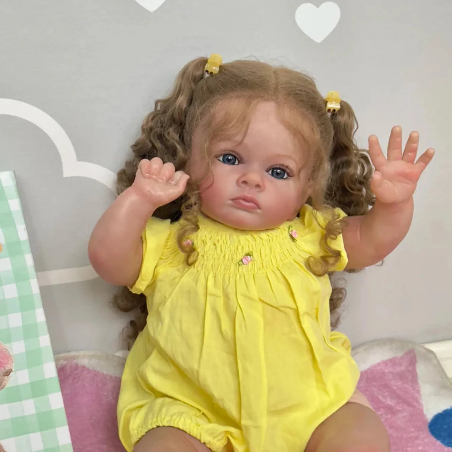 Detalhe frontal do rosto da Boneca Bebê Reborn Realista Luana, enfatizando a expressão realista.