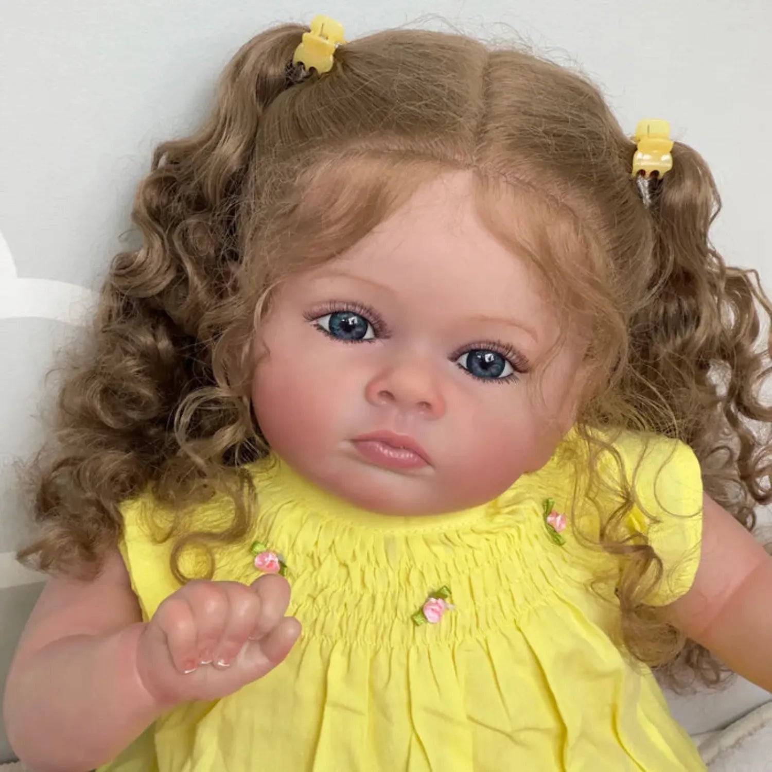 Detalhe frontal do rosto da Boneca Bebê Reborn Realista Luana, enfatizando a expressão realista.