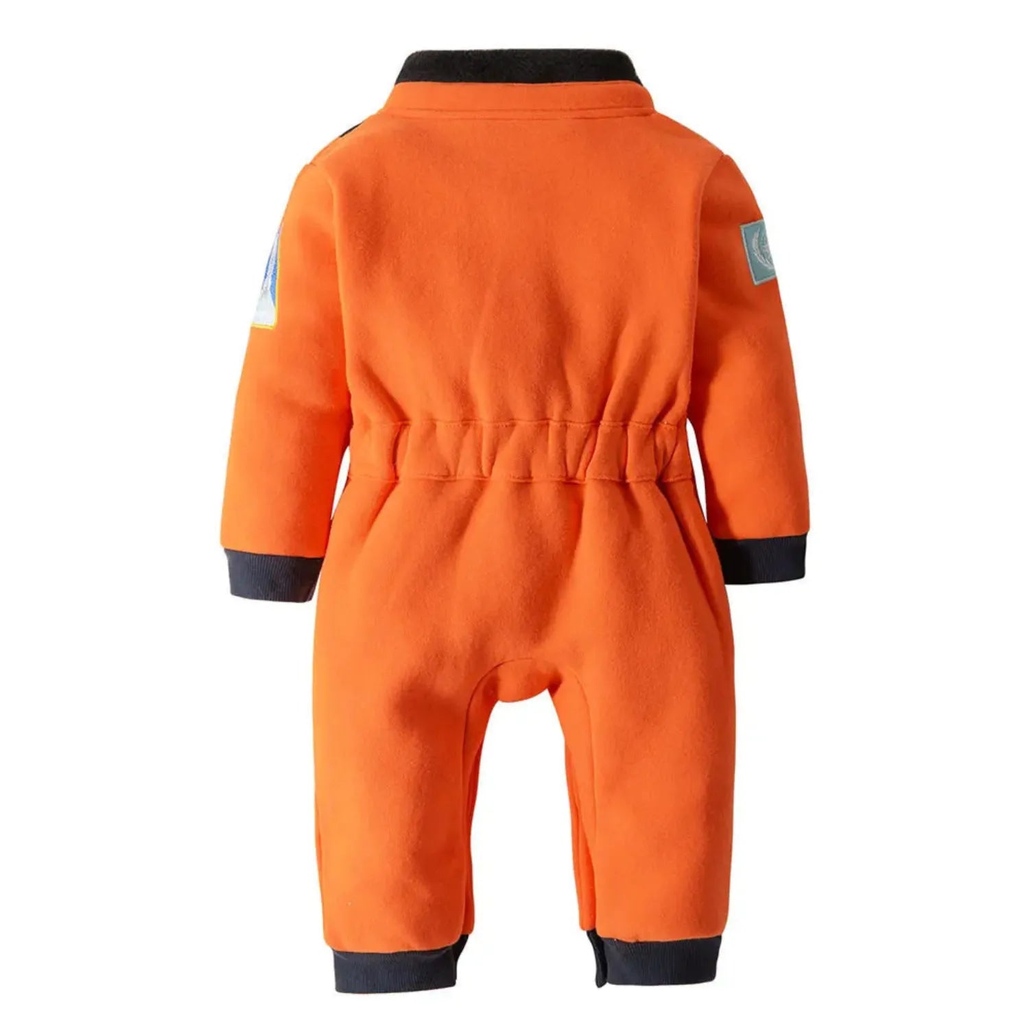 Fantasia de Bebê Astronauta em pose, mostrando como ela veste o corpo do bebê costas