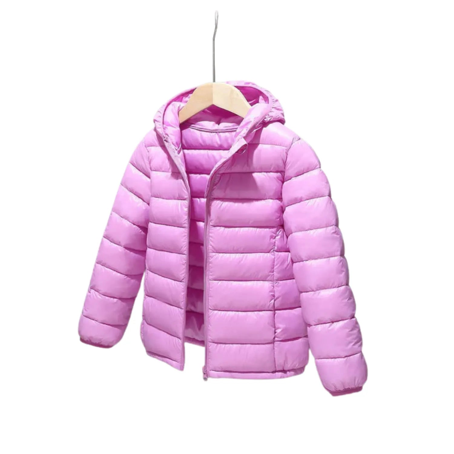 Jaqueta Infantil Puffer Unissex com Capuz na cor rosa, vista frontal.