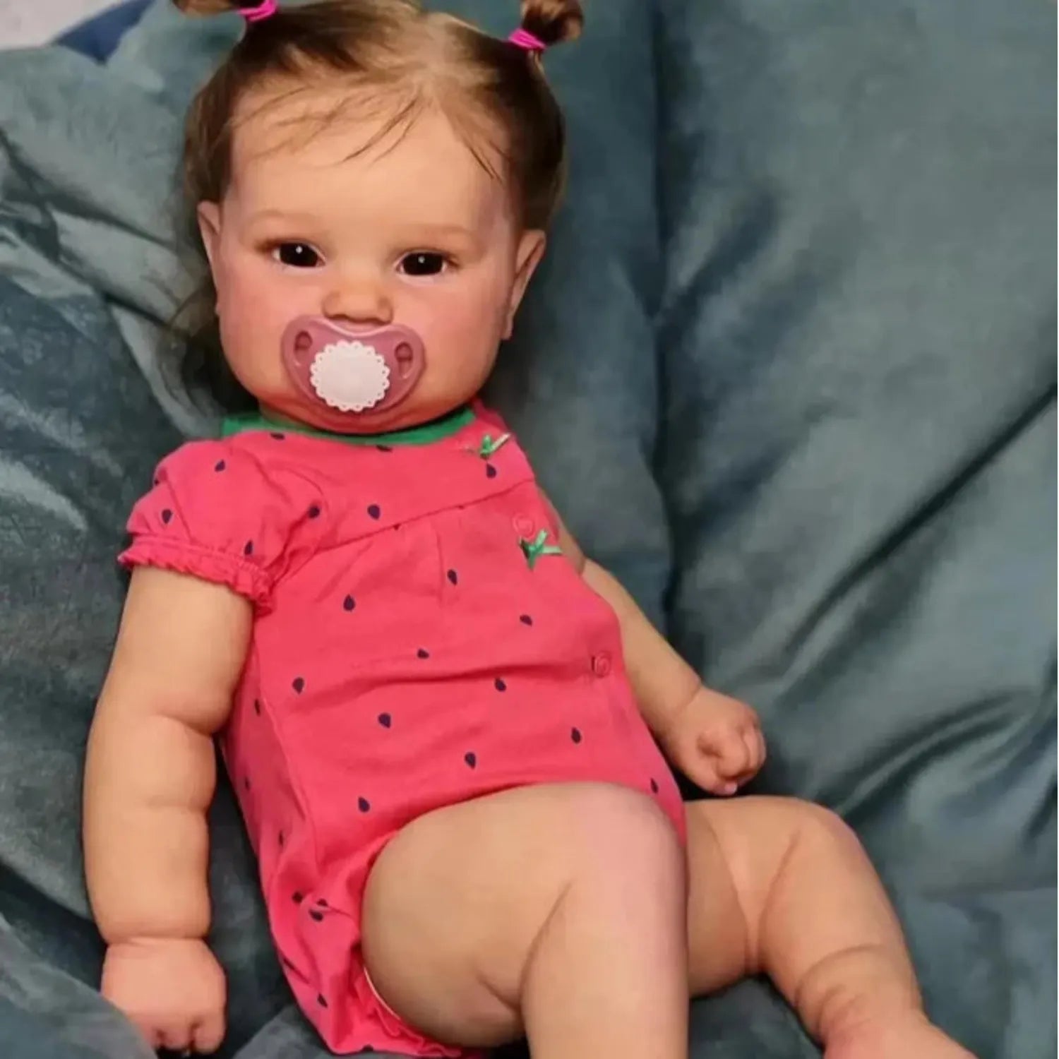Boneca Bebê Reborn Realista Jéssica de frente, mostrando o rosto sereno e detalhes do vinil macio.