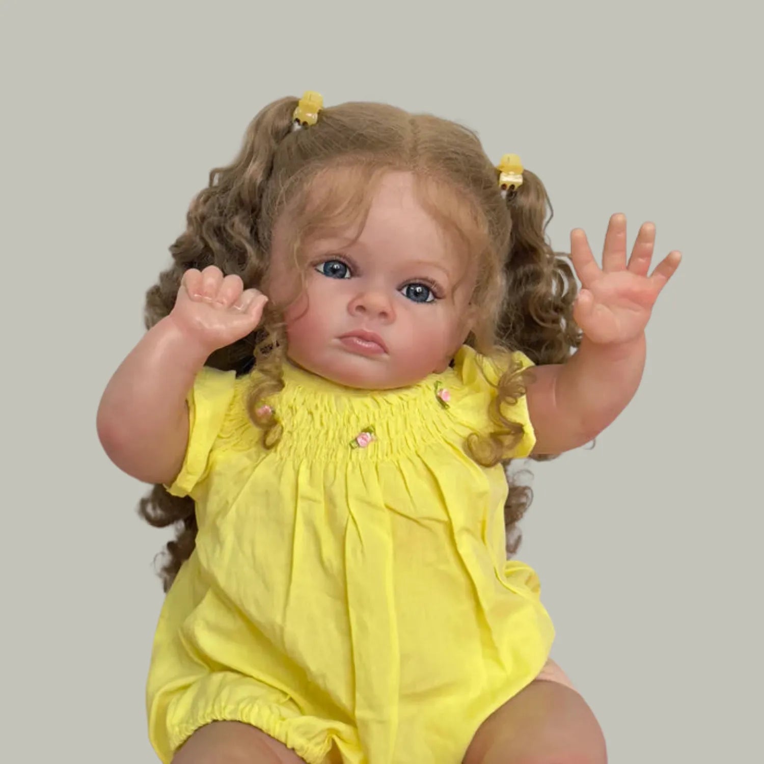 Visão frontal da Boneca Bebê Reborn Luana com seu corpo de pano macio e roupinha adorável