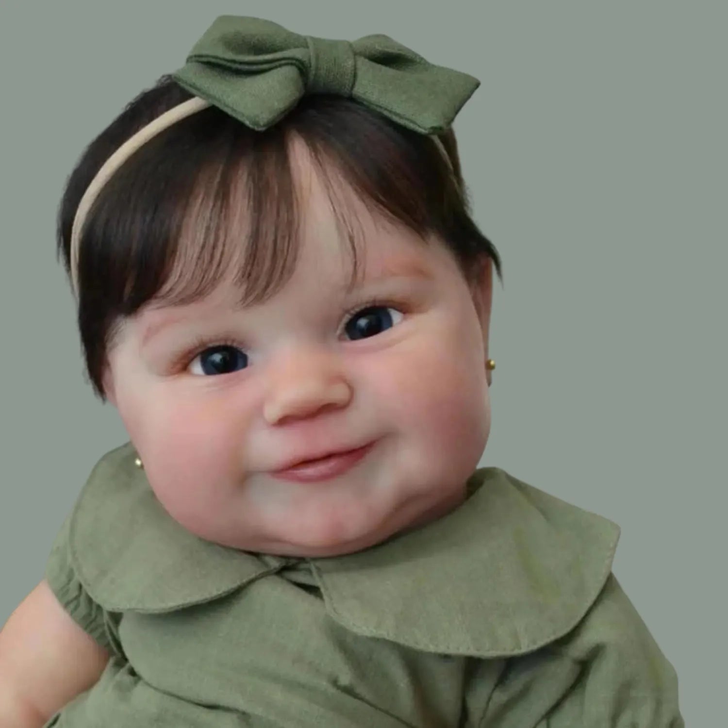Imagem de frente da Boneca Bebê Reborn Realista Luiza exibindo a mobilidade de seus membros articulados