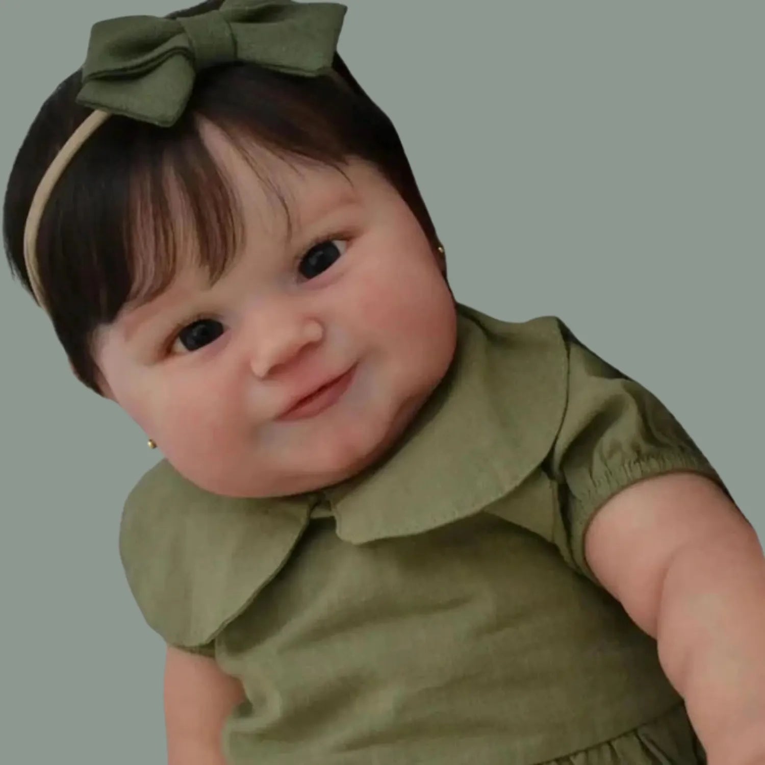 Visão frontal da Boneca Bebê Reborn Luiza com corpo de pano macio e sua roupinha encantadora.