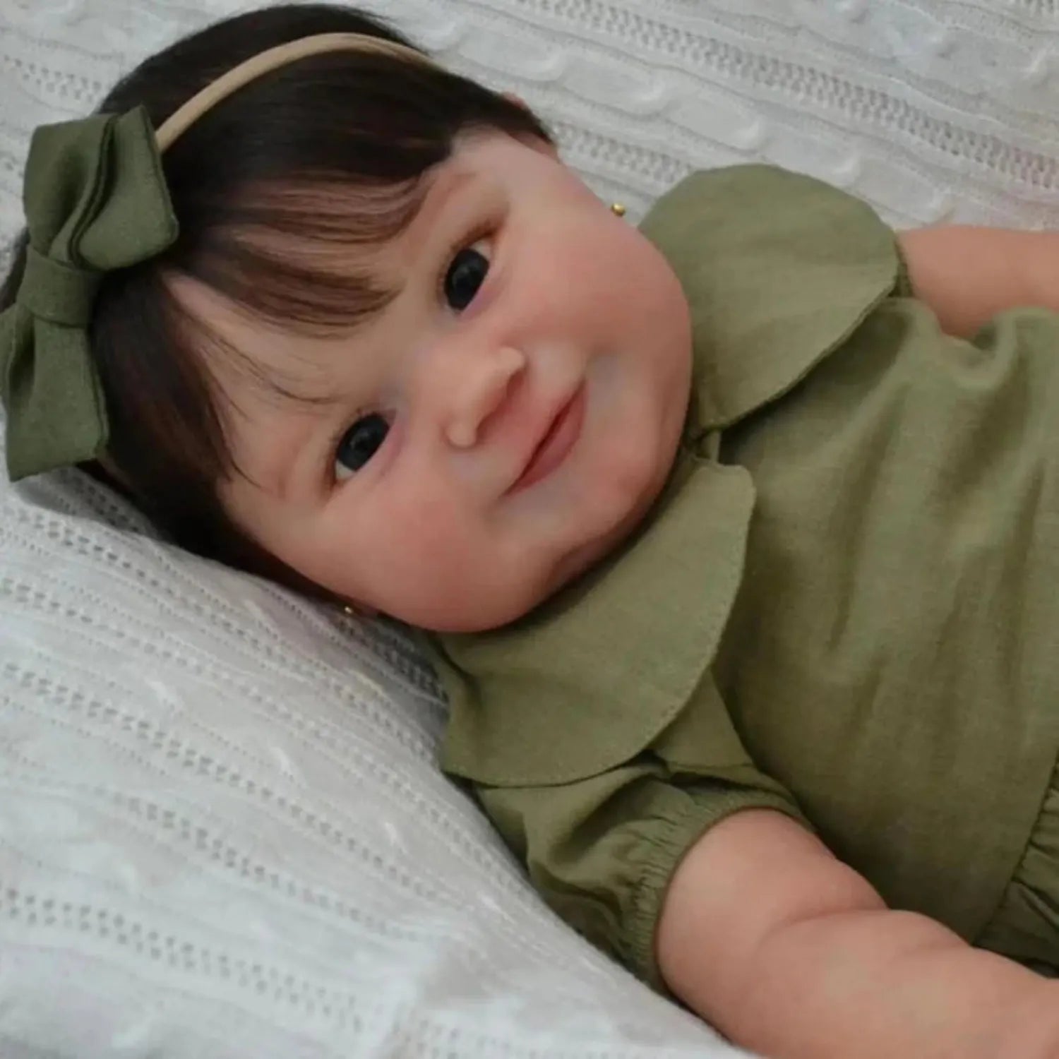 Imagem de frente da Boneca Bebê Reborn Realista Luiza exibindo a mobilidade de seus membros articulados