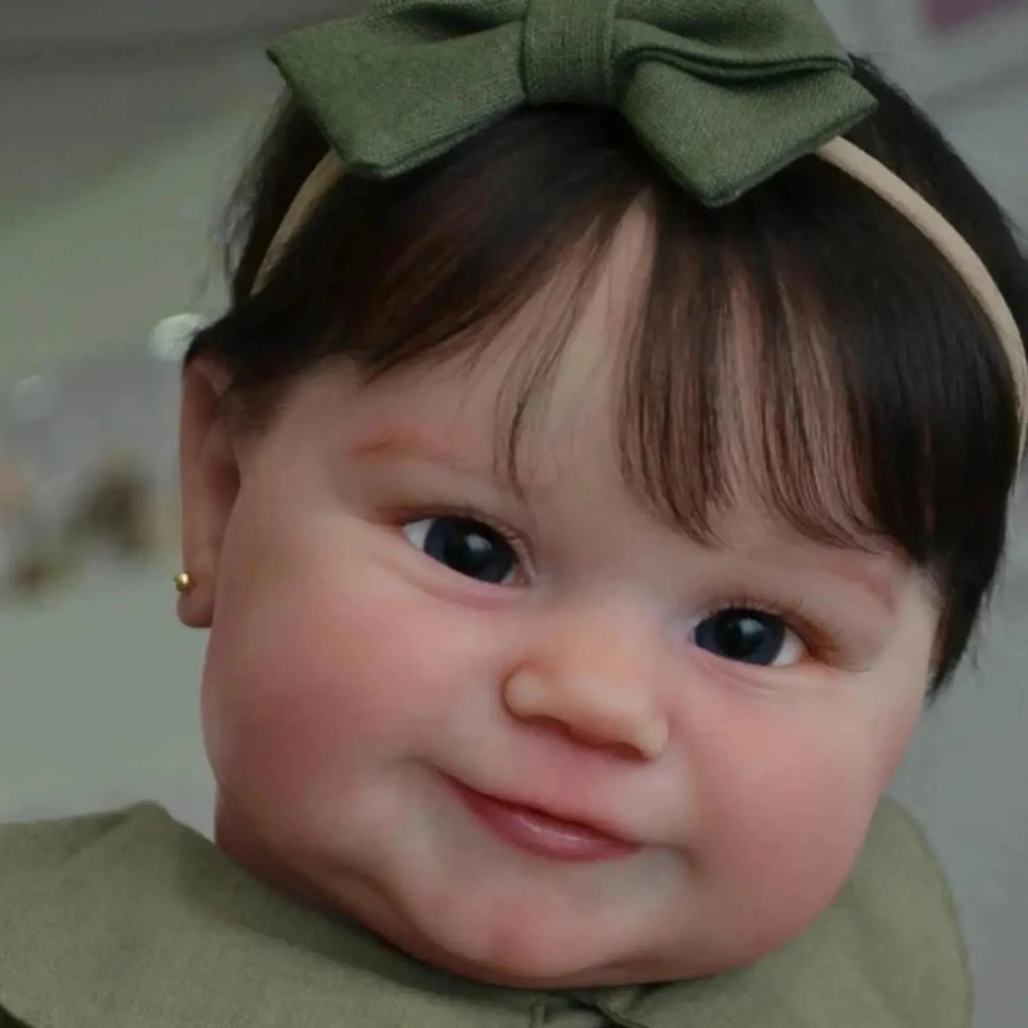 Visão frontal da Boneca Bebê Reborn Luiza com corpo de pano macio e sua roupinha encantadora.