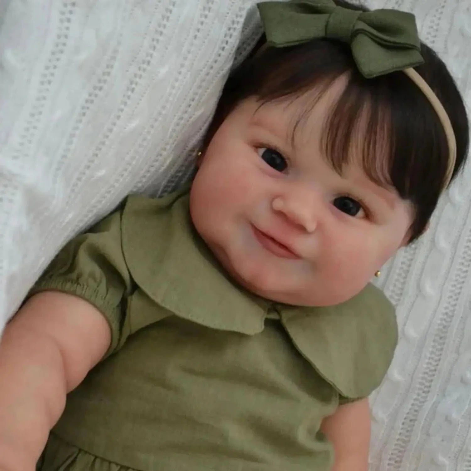 Imagem de frente da Boneca Bebê Reborn Realista Luiza exibindo a mobilidade de seus membros articulados