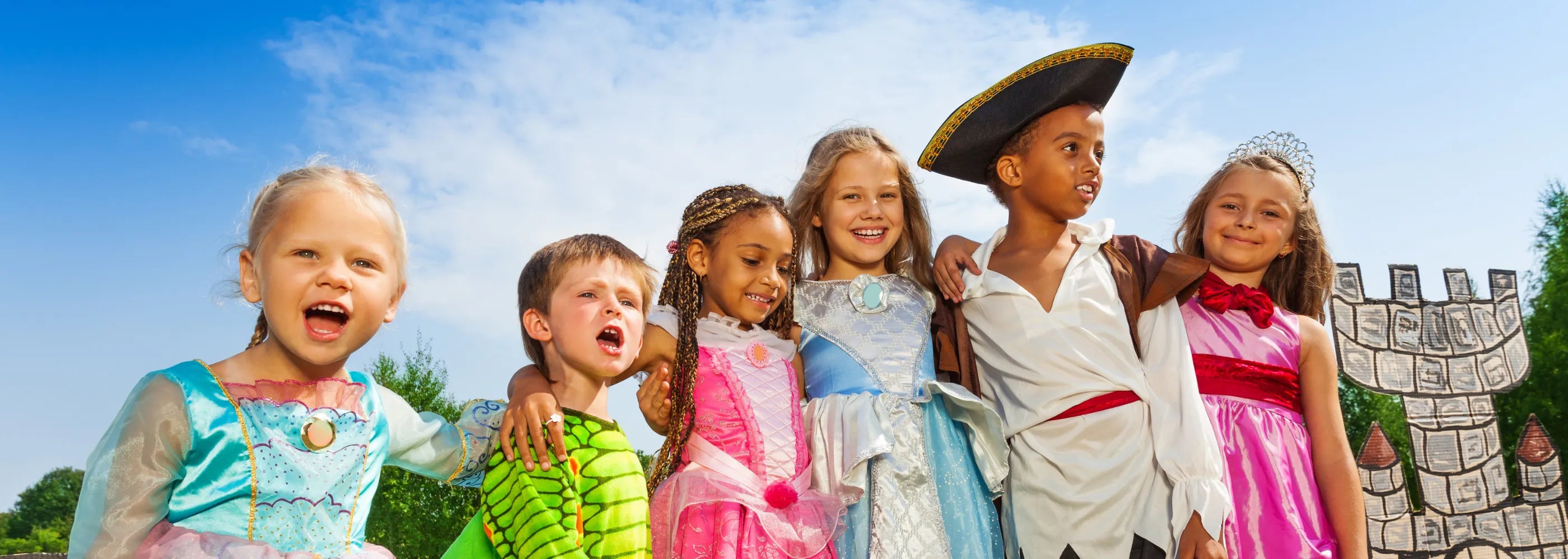 crianças com fantasias pipokids