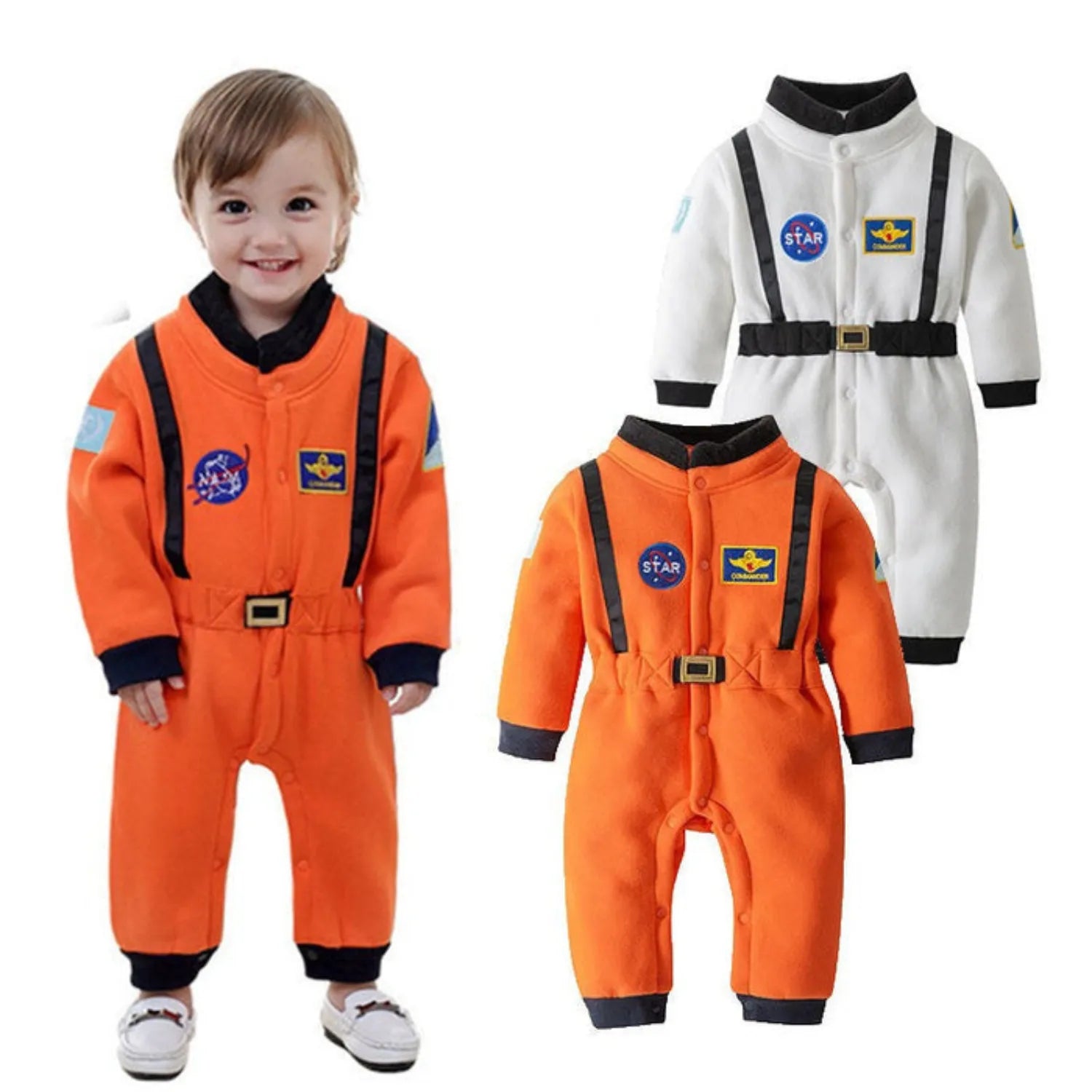 Visão frontal do bebê usando a Fantasia de Astronauta, com destaque para o material em veludo macio