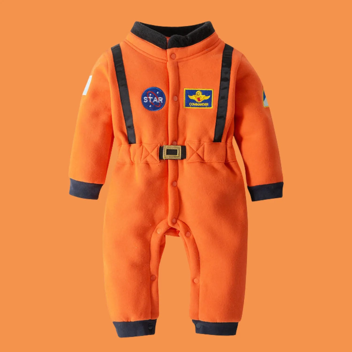 Fantasia de Bebê Astronauta em pose, mostrando como ela veste o corpo do bebê
