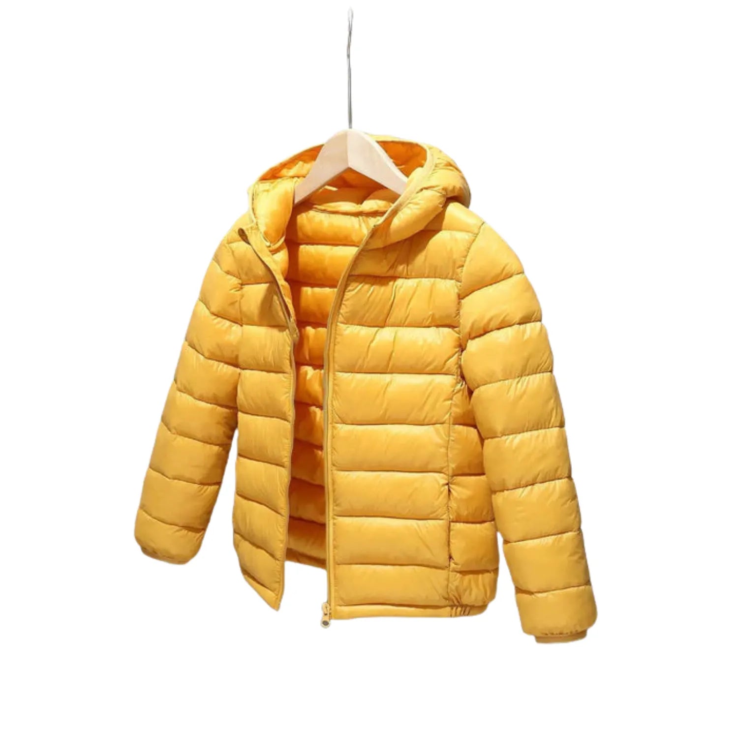 Jaqueta Infantil Puffer Unissex com Capuz na cor amarela, vista frontal.