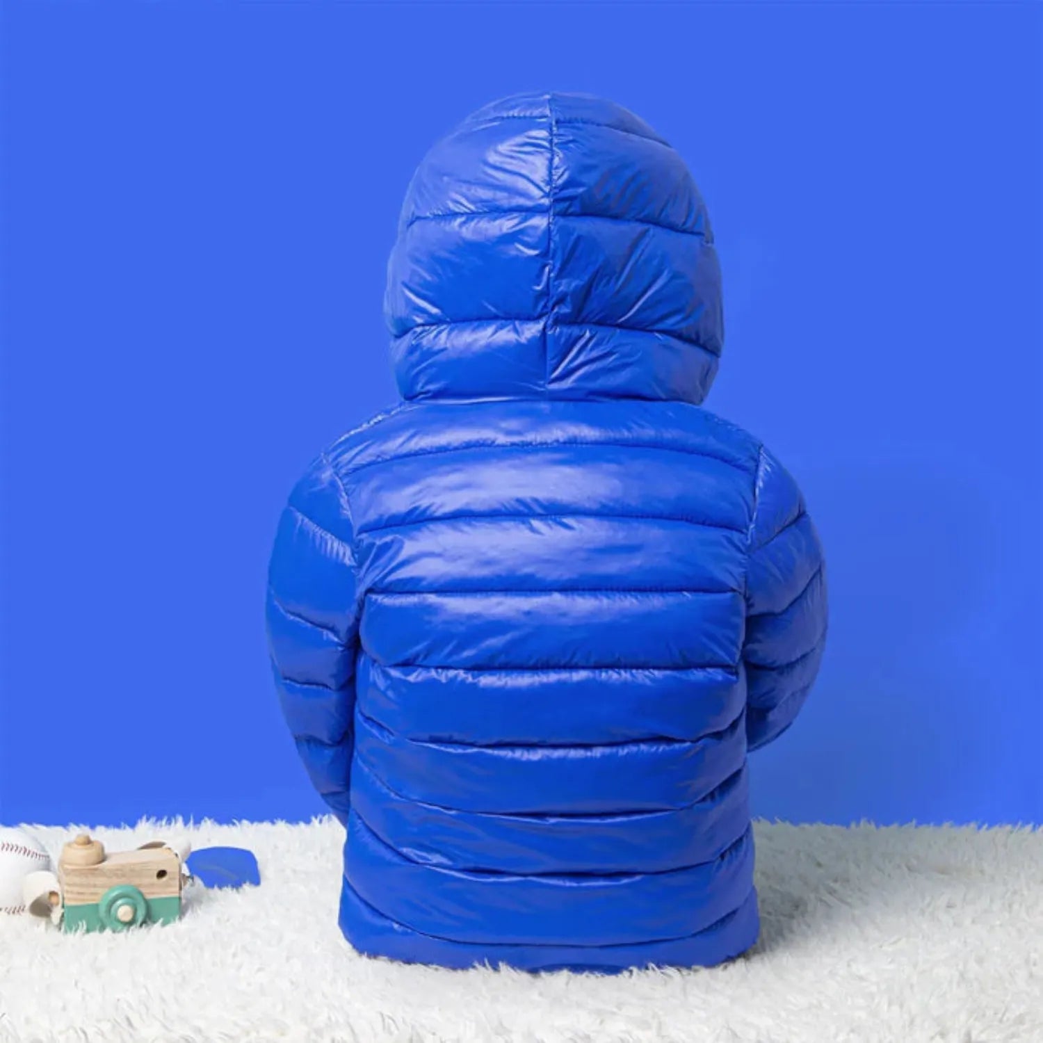 Jaqueta Infantil Puffer Unissex com Capuz na cor Azul, vista das costas.