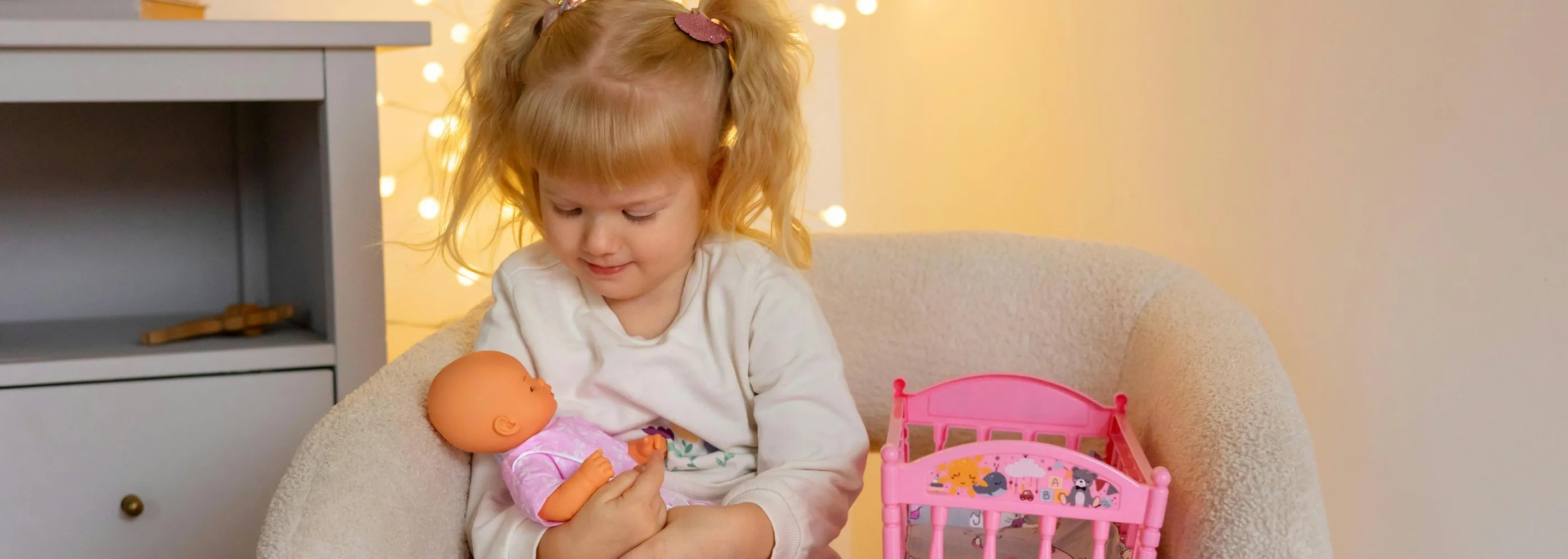 menina princando com oneca pipo kids
